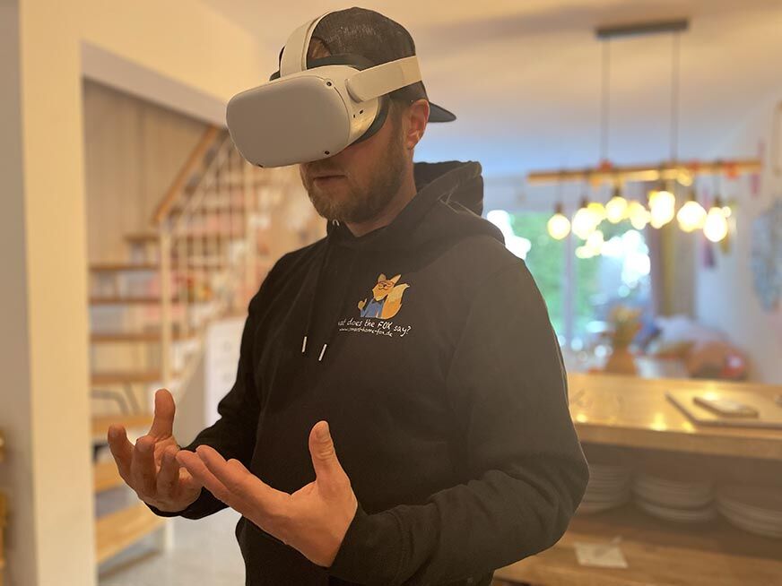 Тестировщик смотрит на свои руки